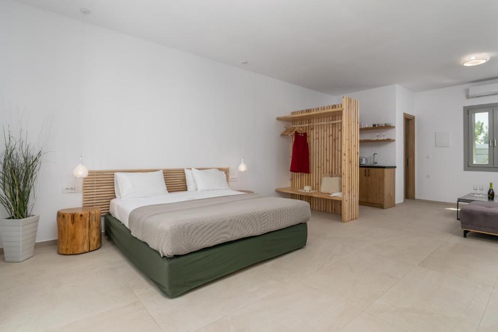 een slaapkamer met een groot bed en een bank bij Olive Studios in Adamas