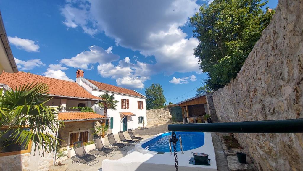 - Vistas a una casa y a la piscina en Lisko Vacation house en Tribalj