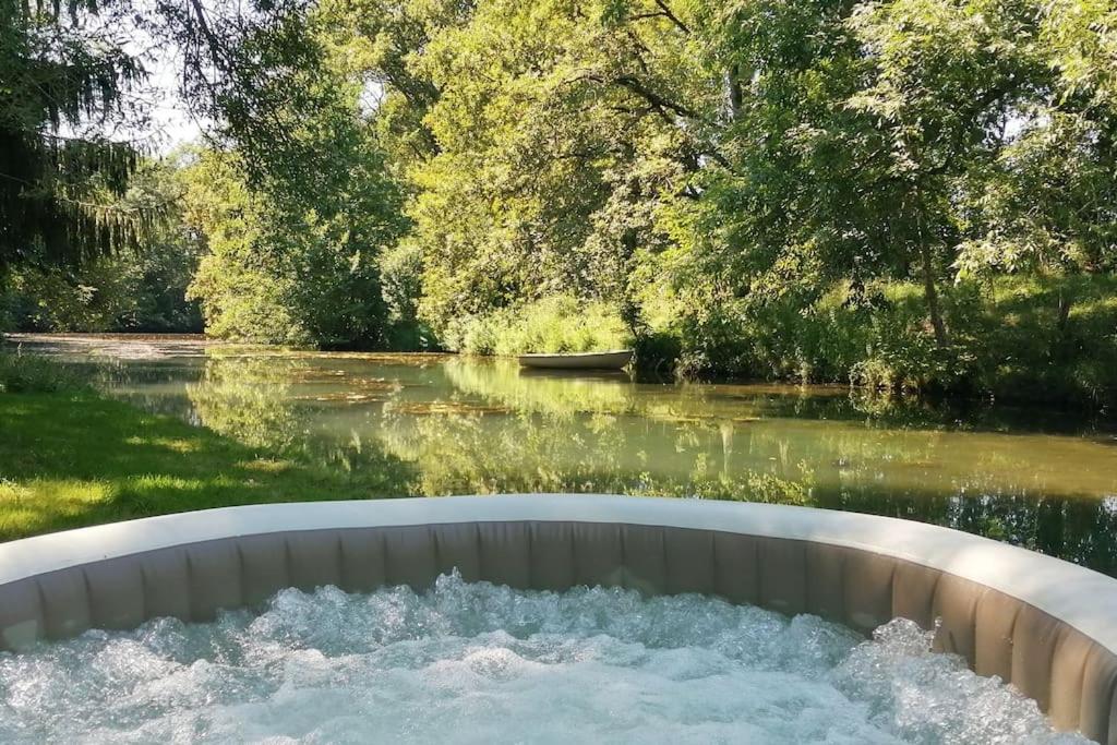 wanna na środku rzeki w obiekcie Gite Pyrénées pleine nature jacuzzi 4/5 pers. w mieście Mifaget
