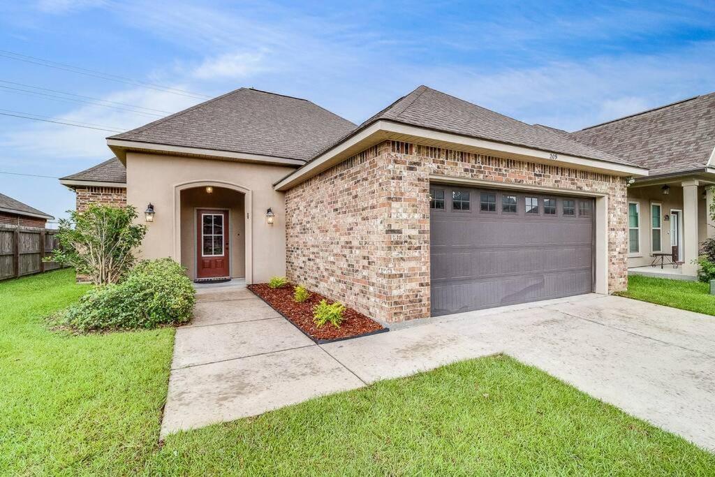Middle of town, king bed, separate shower, 3B/2b