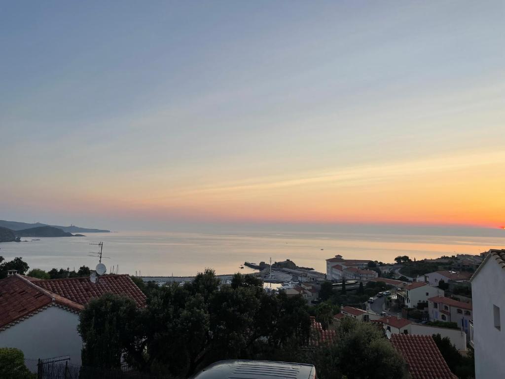 widok na ocean z miasta o zachodzie słońca w obiekcie Villa magnifique vue mer w mieście Banyuls-sur-Mer