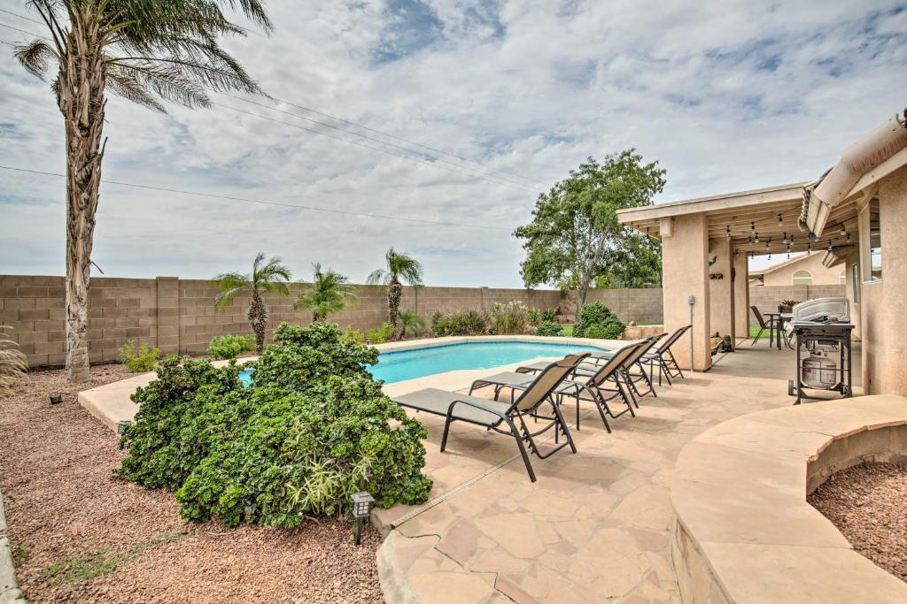 Bazén v ubytování Sunny Yuma Retreat with Private Pool and Grill! nebo v jeho okolí