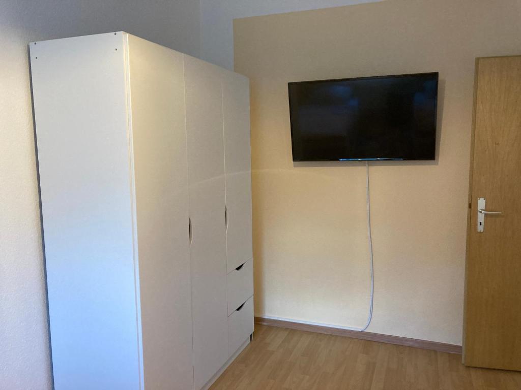 TV a/nebo společenská místnost v ubytování Ferienwohnung Zwönitz
