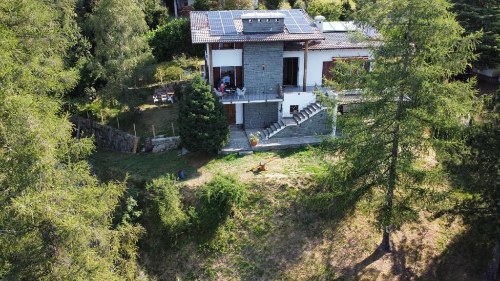 una vista aérea de una casa con paneles solares en il larice d' oro, en Sueglio