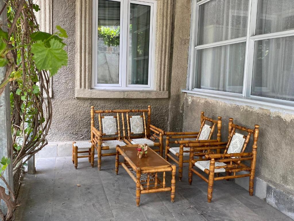 - un ensemble de chaises et de tables sur une terrasse dans l'établissement Hestia, à Gyumri