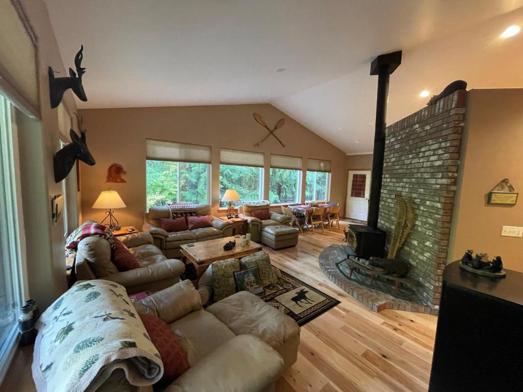 sala de estar con sofá y chimenea en Cozy Riverfront Retreat en Leavenworth