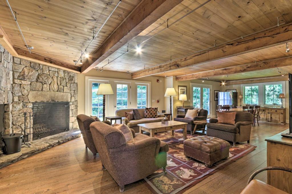 Stunning Warren Lakefront Home Deck, Grill, Sauna في Warren: غرفة معيشة مع موقد حجري وأثاث
