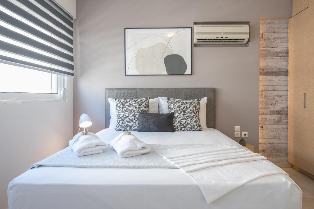 Postel nebo postele na pokoji v ubytování Luxury Loft with a Balcony by CloudKeys
