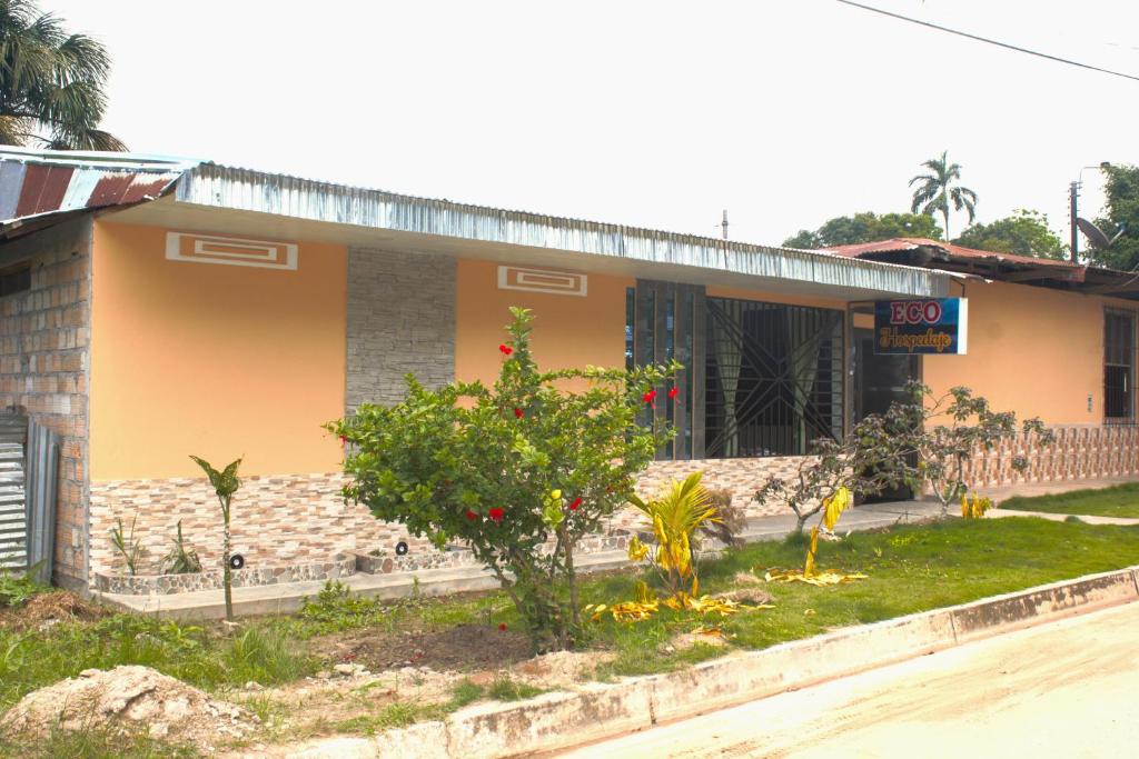 un edificio al lado de una calle en Hospedaje Eco en Lagunas