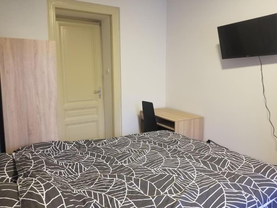 Posteľ alebo postele v izbe v ubytovaní 3 separate rooms, shared toilet, kitchen, balcony