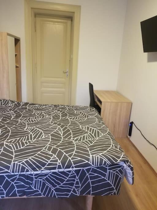Posteľ alebo postele v izbe v ubytovaní 3 separate rooms, shared toilet, kitchen, balcony