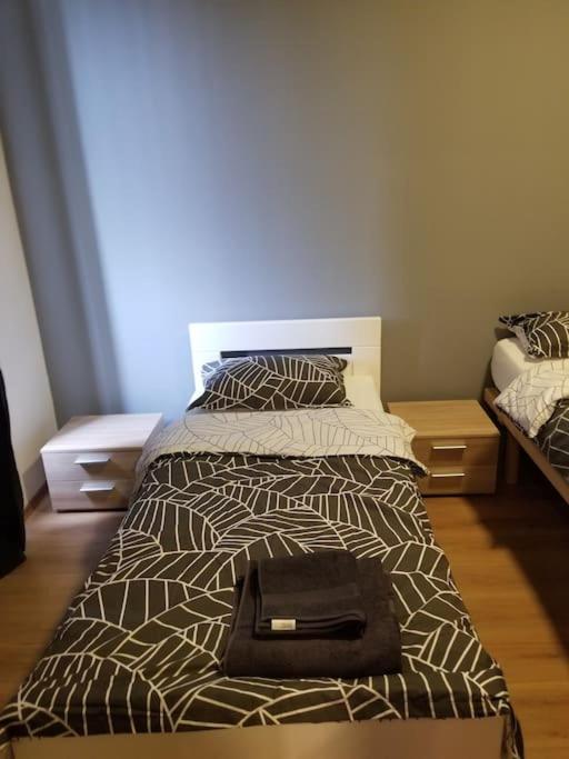 Posteľ alebo postele v izbe v ubytovaní 3 separate rooms, shared toilet, kitchen, balcony