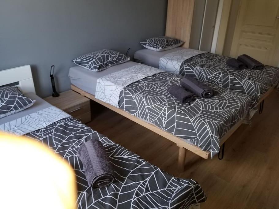 Posteľ alebo postele v izbe v ubytovaní 3 separate rooms, shared toilet, kitchen, balcony