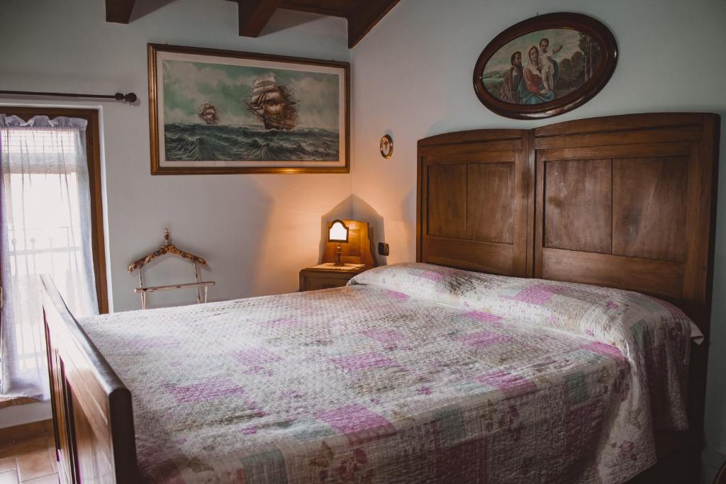 una camera con un grande letto e una foto appesa al muro di Casa Tilde a Palazzina