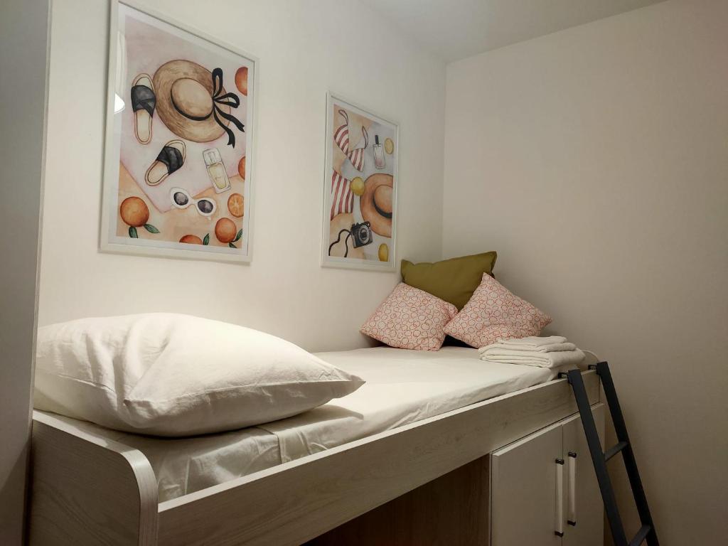 una cama de plataforma con almohadas en una habitación en Victory house, en Lido di Ostia