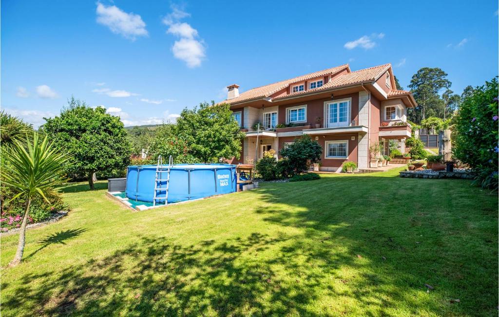 Beautiful home in Redondela with WiFi, Swimming pool and 3 Bedrooms
