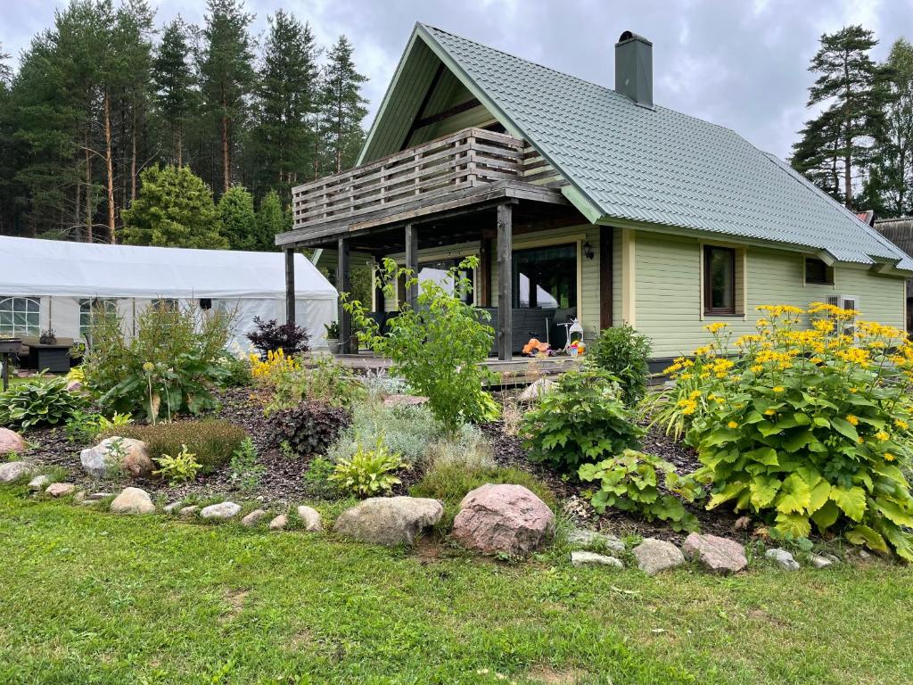 zielony dom z gankiem i ogrodem w obiekcie Käänu puhkemaja w mieście Rakvere