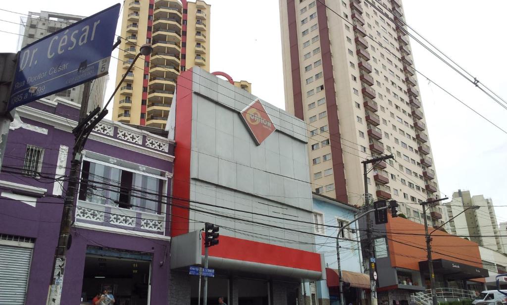 a street corner with tall buildings in a city at Option Hotel São Paulo - Anhembi - Expo Center Norte in São Paulo