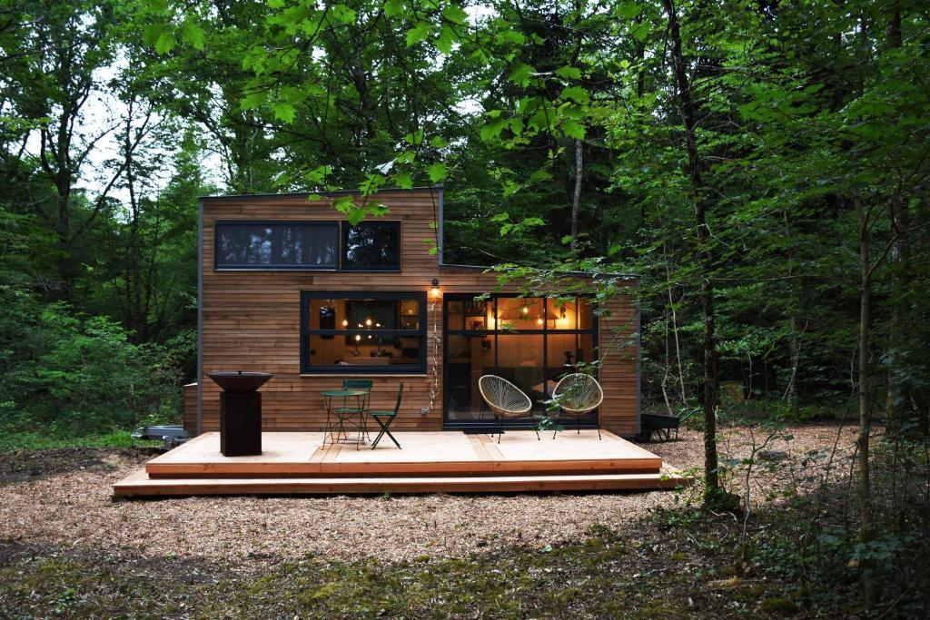 una casita en medio de un bosque en Inspire Tiny, en Saint-Laurent