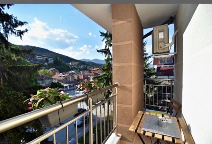een balkon met uitzicht op de stad bij Apartment Orpheus in Velingrad
