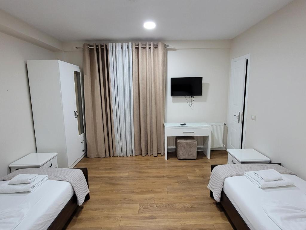 Hotel Taverna Zisi - 阳台的双人间