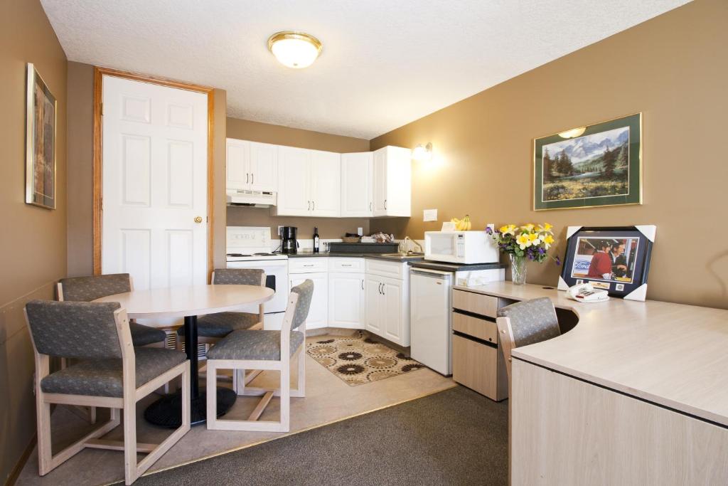 Kuchyň nebo kuchyňský kout v ubytování Bow River Inn