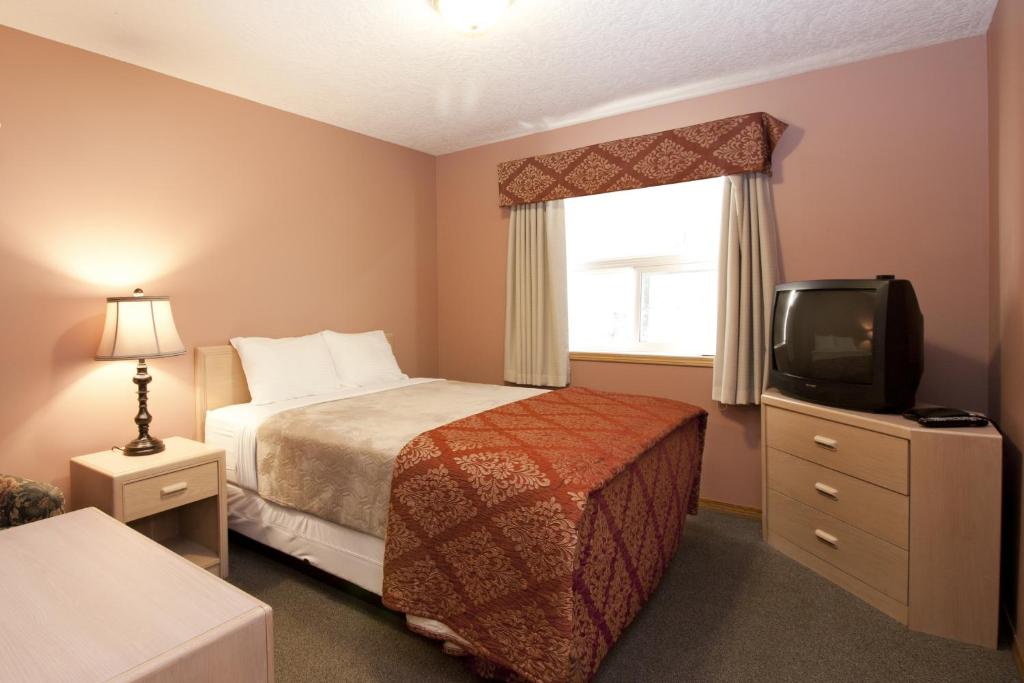 Postel nebo postele na pokoji v ubytování Bow River Inn