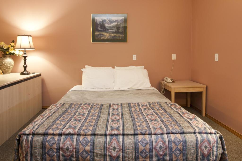 Postel nebo postele na pokoji v ubytování Bow River Inn