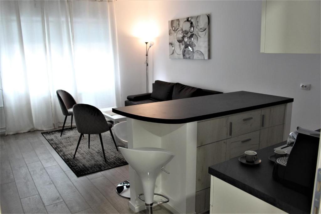 een woonkamer met een tafel en twee stoelen bij Tiziano T1 in Zagreb