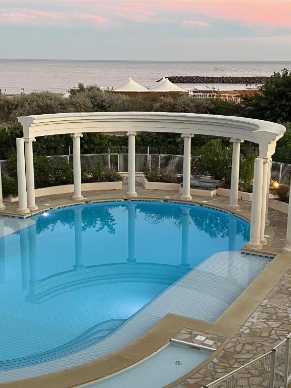 - une piscine avec un kiosque et une plage dans l'établissement Mandana, au Cap d'Agde
