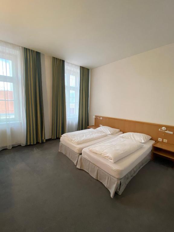 Postel nebo postele na pokoji v ubytování Kolbeck Rooms