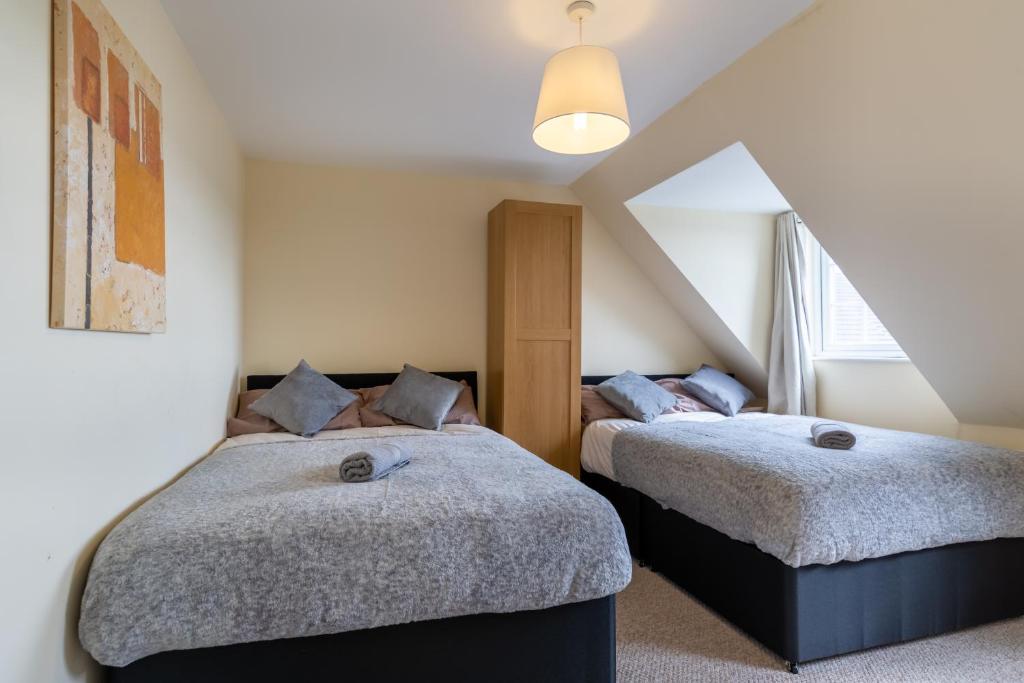 sypialnia z 2 łóżkami na poddaszu w obiekcie NEWCASTLE CITY CENTRE TOWN HOUSE free parking and wifi w mieście Newcastle upon Tyne