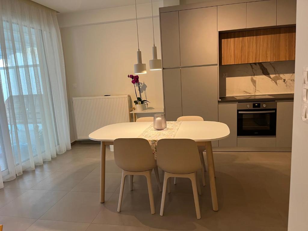 Kuchyňa alebo kuchynka v ubytovaní Fofi's City Center Apartment