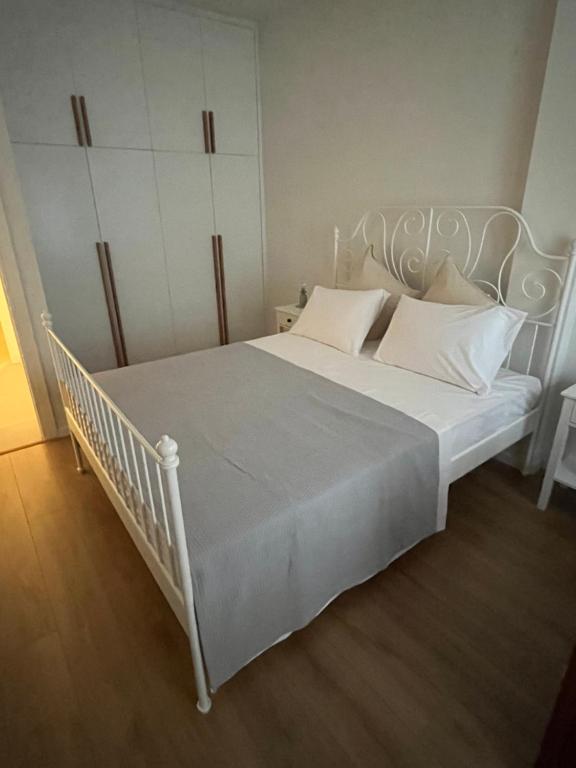 Posteľ alebo postele v izbe v ubytovaní Fofi's City Center Apartment