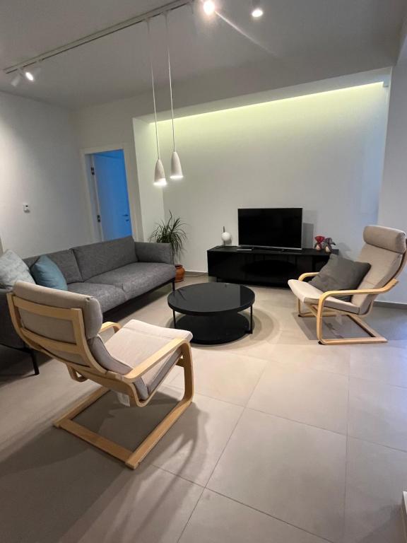 Posedenie v ubytovaní Fofi's City Center Apartment