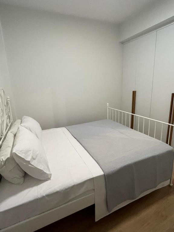 Posteľ alebo postele v izbe v ubytovaní Fofi's City Center Apartment