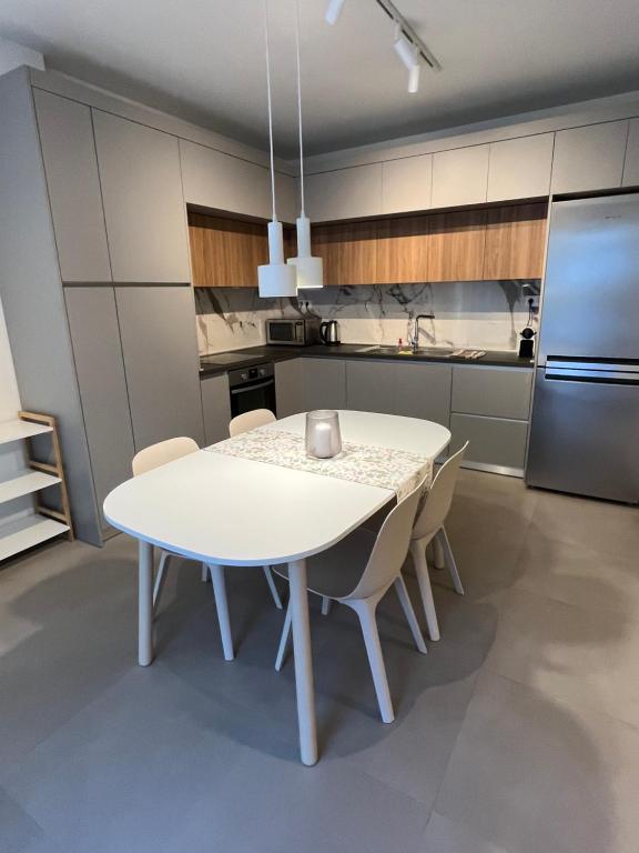 Kuchyňa alebo kuchynka v ubytovaní Fofi's City Center Apartment