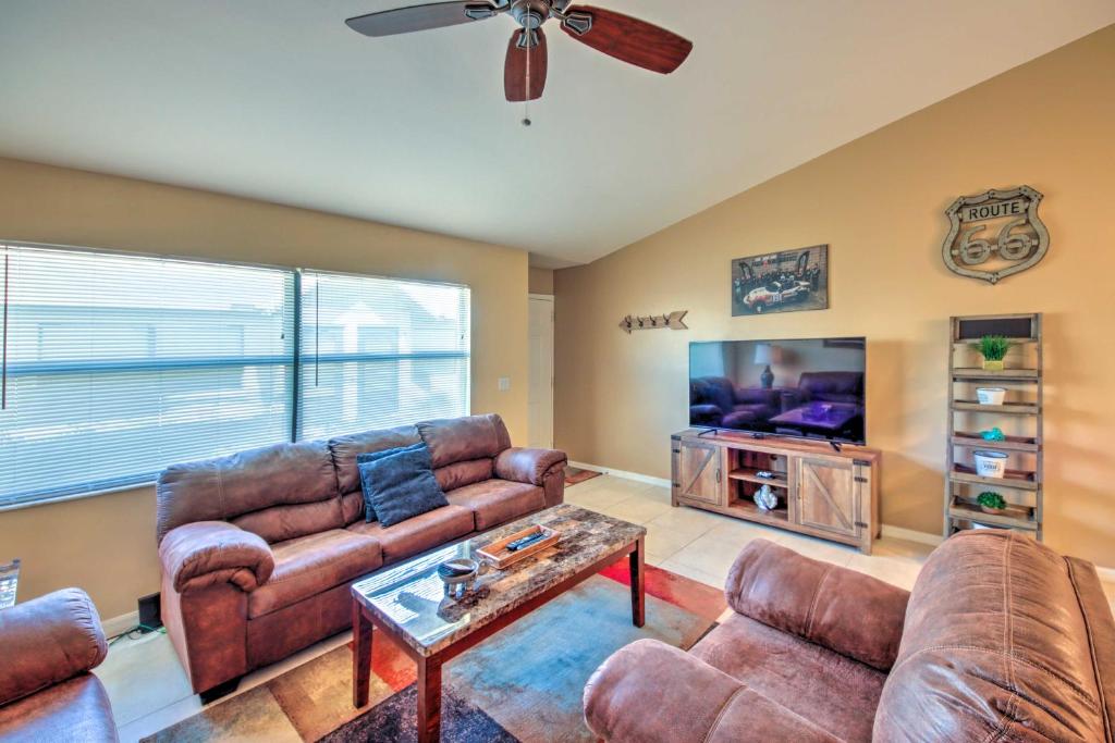 uma sala de estar com mobiliário de couro e uma televisão de ecrã plano em Cozy Sebring Condo with Screened Porch and Grill! em Sebring