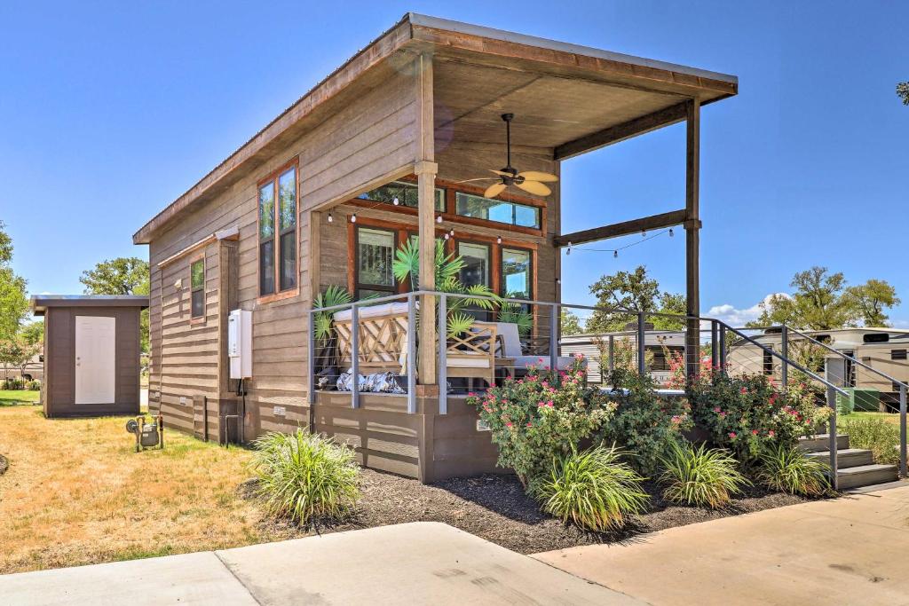 Cette petite maison dispose d'une terrasse couverte et d'une grande fenêtre. dans l'établissement Upscale Tiny Home - Boho-Chic Austin Getaway!, à Austin