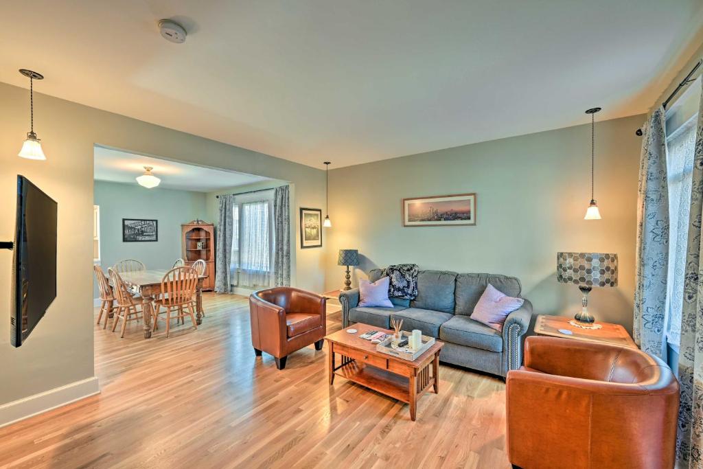 ein Wohnzimmer mit einem Sofa und einem Tisch in der Unterkunft Sunny and Central Everett Home Less Than 1 Mile to Dtwn! in Everett