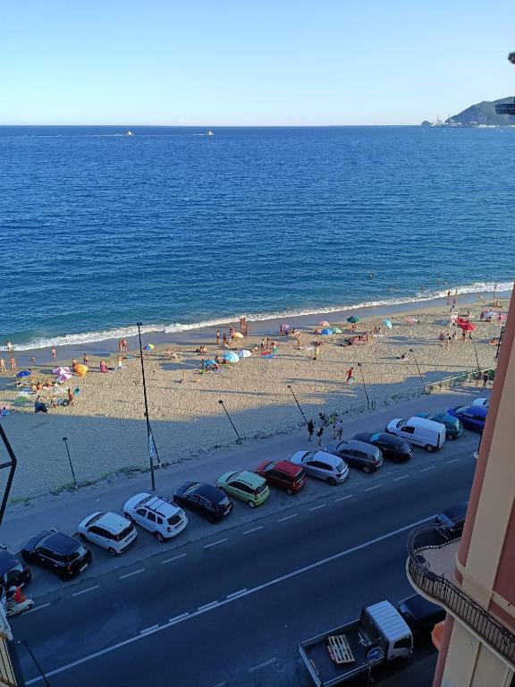 rząd samochodów zaparkowanych obok plaży w obiekcie Casa di Noemi - Seafront with parking w mieście Savona