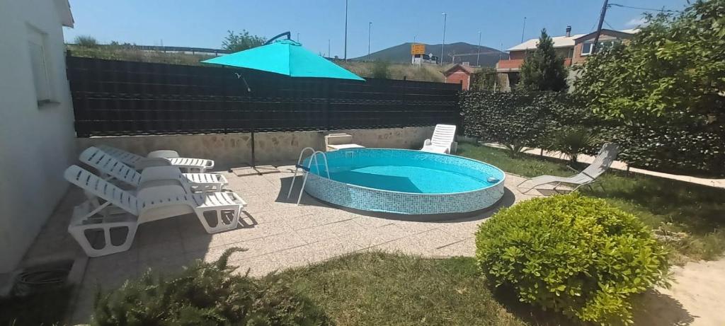 Fotografia z galérie ubytovania Family friendly apartments with a swimming pool Kastel Stafilic, Kastela - 18062 v destinácii Kaštela