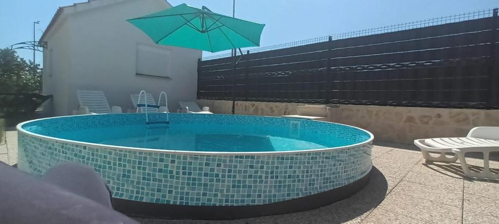 Fotografia z galérie ubytovania Family friendly apartments with a swimming pool Kastel Stafilic, Kastela - 18062 v destinácii Kaštela