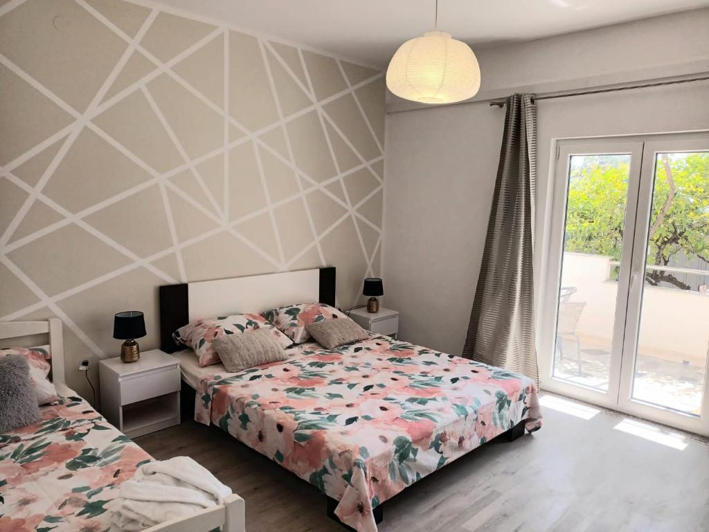 Fotografia z galérie ubytovania Family friendly apartments with a swimming pool Kastel Stafilic, Kastela - 18062 v destinácii Kaštela