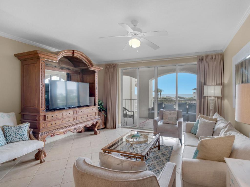 Et tv og/eller underholdning på San Remo Condominium 203 by Newman-Dailey