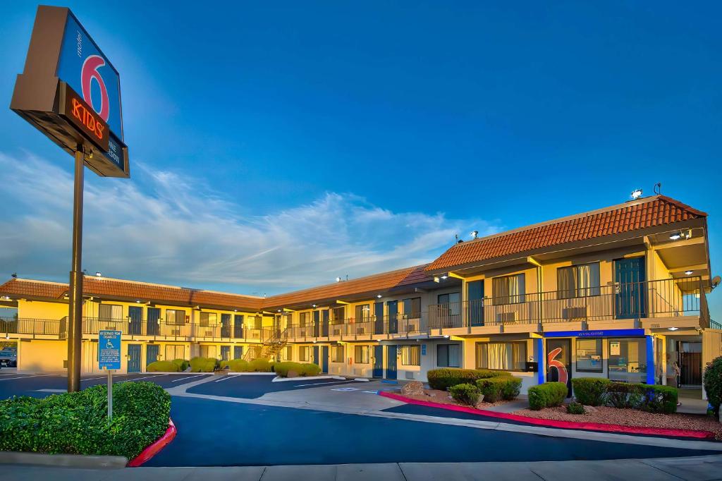 um hotel com uma placa em frente em Motel 6-Vallejo, CA - Six Flags West em Vallejo