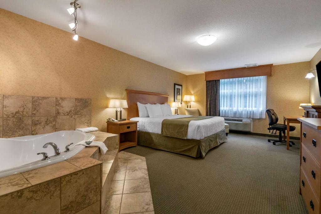 Postel nebo postele na pokoji v ubytování Best Western Sicamous Inn