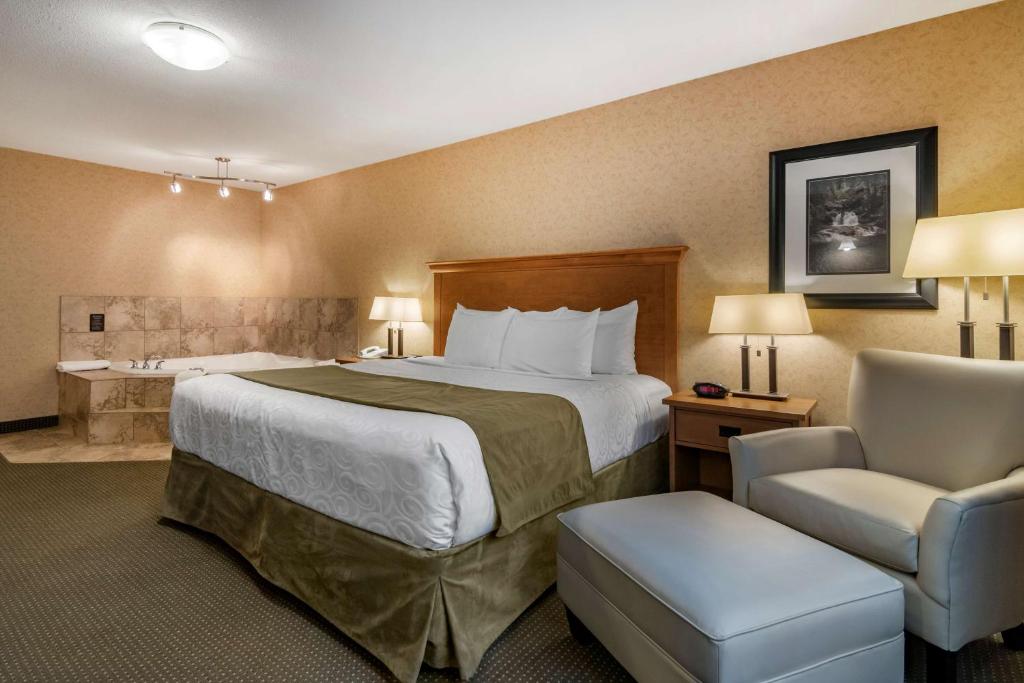 Postel nebo postele na pokoji v ubytování Best Western Sicamous Inn