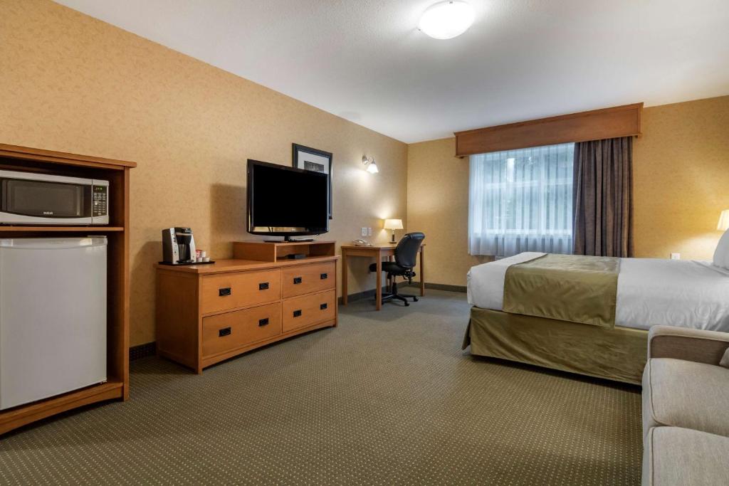 TV a/nebo společenská místnost v ubytování Best Western Sicamous Inn