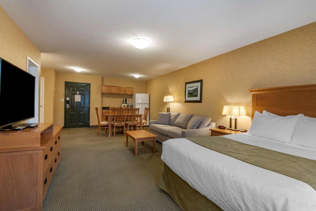 TV a/nebo společenská místnost v ubytování Best Western Sicamous Inn